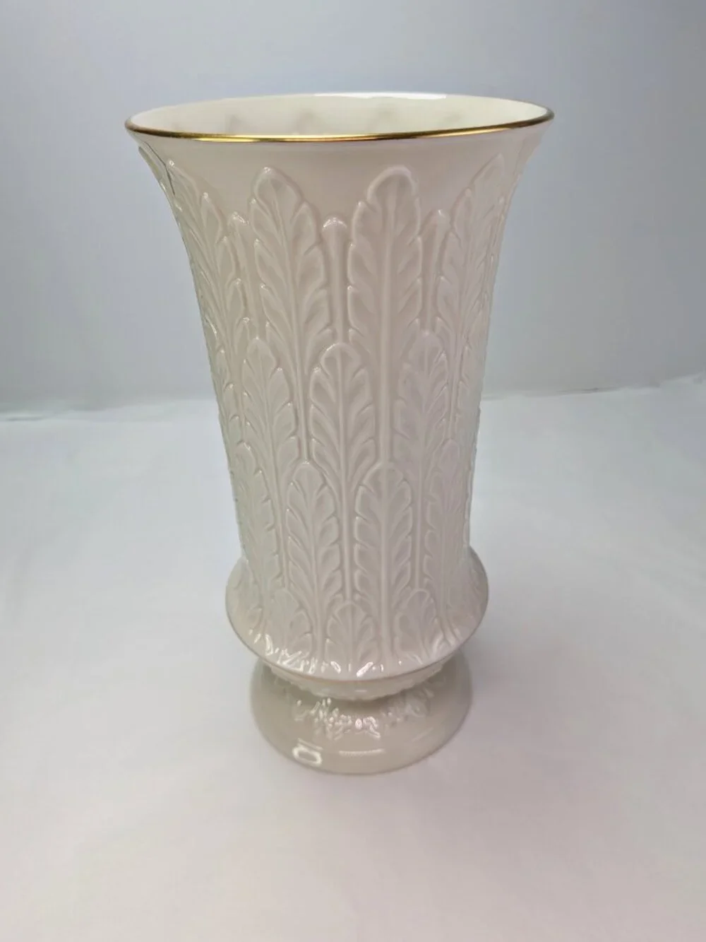 Vintage Lenox Ivory Porcelain Acanthus Leaf Pedestal Vase 24k Gold Trim 9.5”